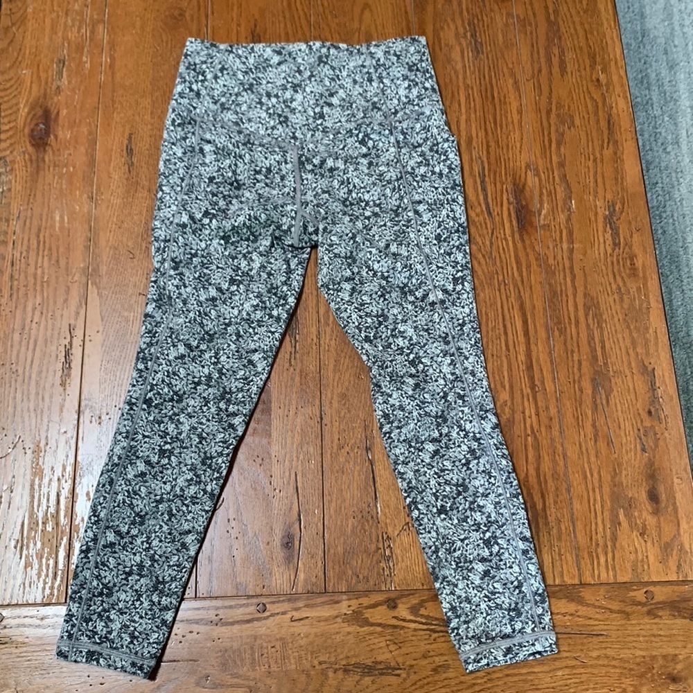 Athleta Salutation Stash 7/8 Tight Women’s Black & White Pattern Leggings Size S - Picture 4 of 10